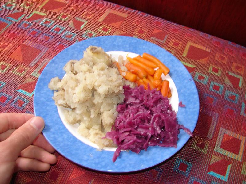 27_01_06 025.jpg - Mjamm! Das links sind Kartoffeln, ich weiß nicht, ob mans erkennt. Die habe ich fast eine ganze Stunde gekocht.